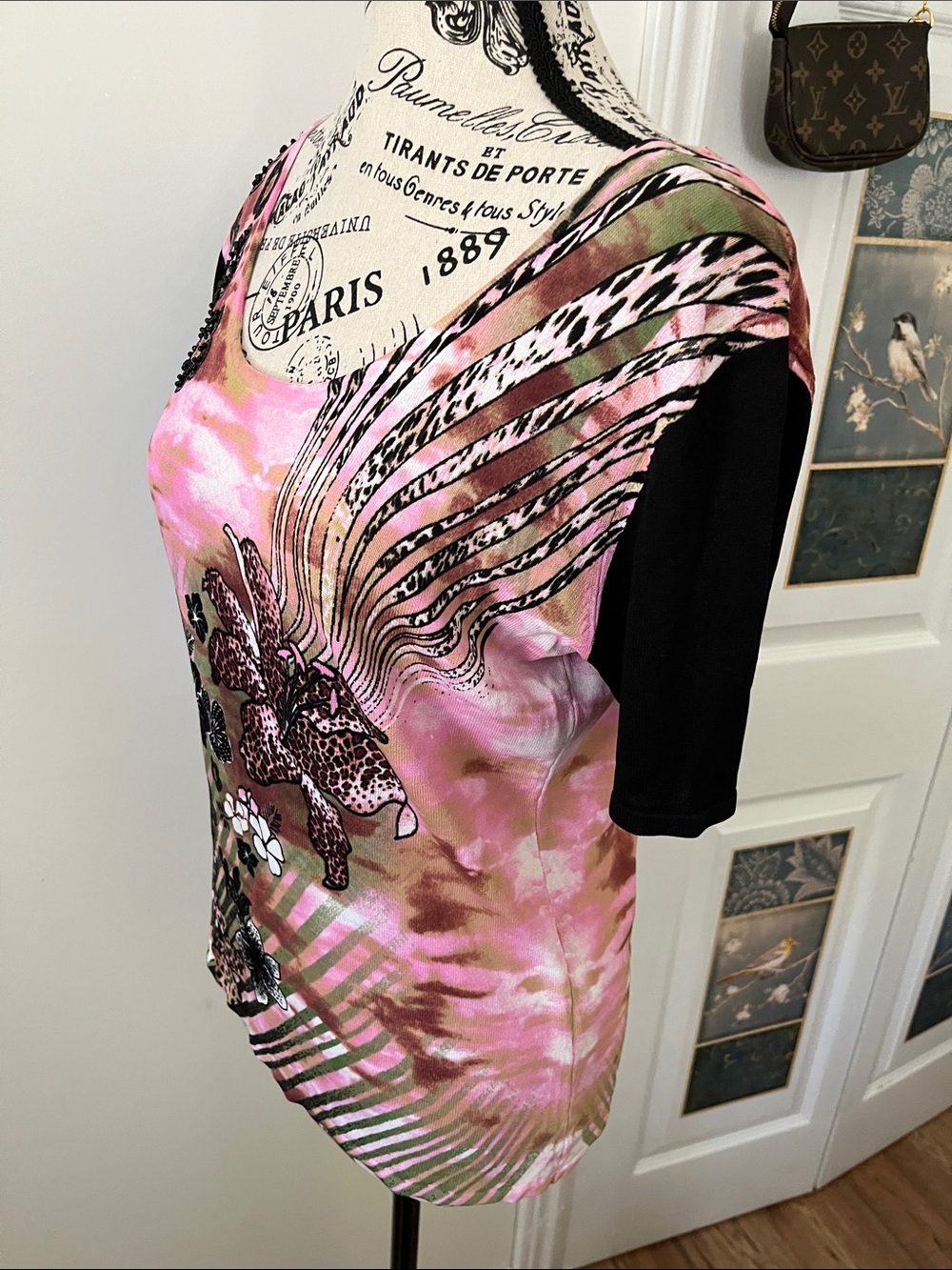 😃Floral Scoop Neck Short Sleeve Top in Pink and Black - Picture 7 of 10
